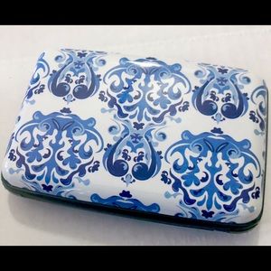 SHELL-D: Compact Clutch White/Blue Paisley Design, HardShell, 7 Inside Slots.